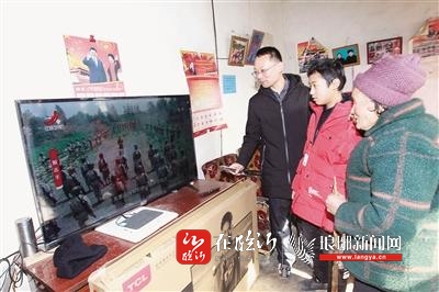 小小少年想要一台新电视机“想让爸爸在家不孤单”