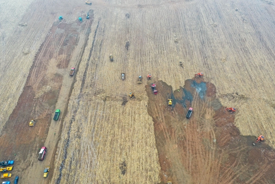 工程机械在吉林市高新南区隔离方舱现场施工（3月13日摄，无人机照片）。新华社记者 张楠 摄