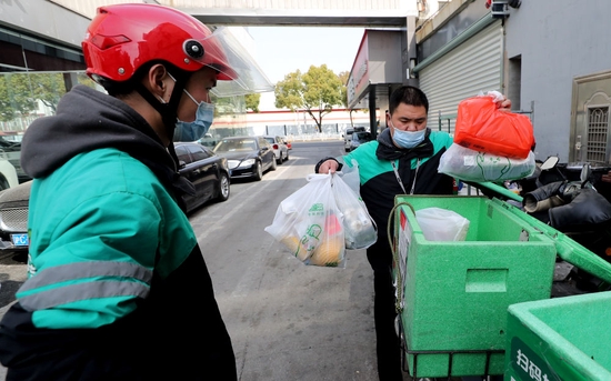 3月16日，在位于上海闵行区吴中路的一家网络购物平台仓配站点外，配送骑手将包装好的网络订单货品装车。新华社记者 方喆 摄