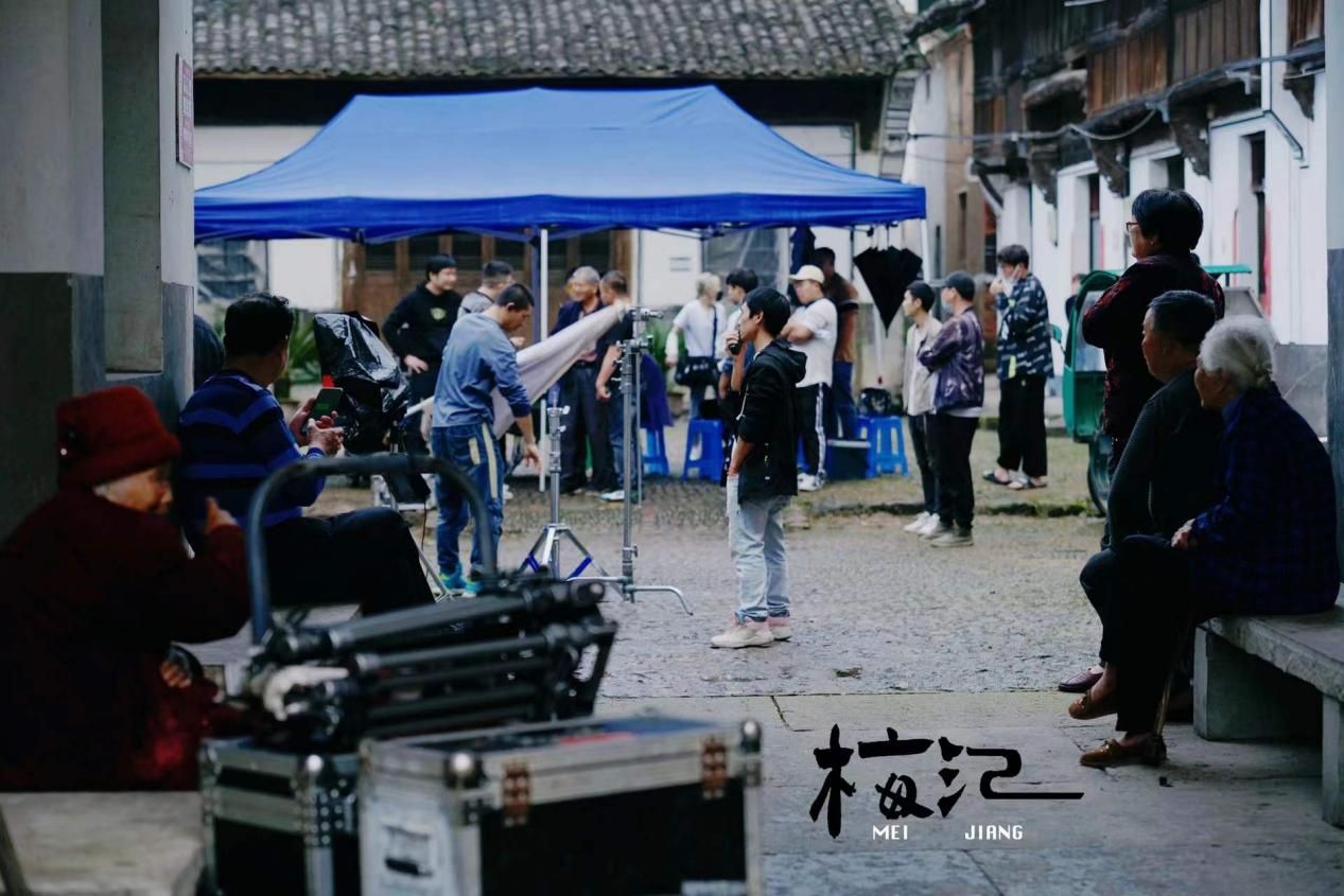 乡村轻喜剧电影《秋来梅江》即将上映，敬请期待