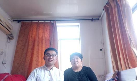 母亲患肾病家中无人照顾 孝顺的儿子边读书边照顾母亲